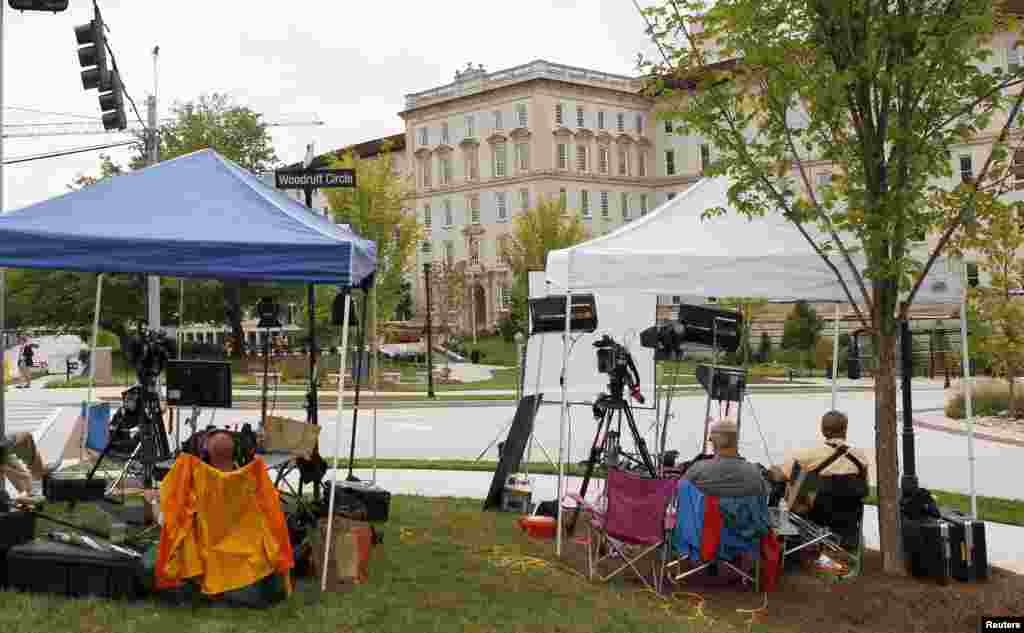 Members of the media wait in front of Emory University Hospital after an ambulance carrying the American doctor Kent Brantly, who has contracted the Ebola virus, arrived in Atlanta, Georgia, Aug. 2, 2014. 