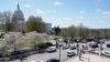 Polisi mengepung tempat kejadian setelah sebuah mobil menabrak barikade di depan Gedung Capitol, Washington, D.C, Jumat, 2 April 2021. (Foto AP / J. Scott Applewhite)
