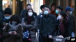 5일 타이완 타이베이에서 행인들이 신종 코로나바이러스 감염을 막기 위해 마스크를 쓰고 있다.