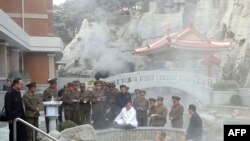 北韓領導人金正恩10月25日視察陽德郡的溫泉度假勝地。