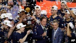 8일 버지니아 미니애폴리스에서 열린 NCAA(미국대학체육협회) 남자농구 결승전에서 버지니아대가 텍사스공대를 상대로 승리한 후 버지니아대 감독과 선수들이 환호하고 있다. 