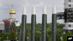Belarus'taki bir fuarda sergilenen "Buk" füze sistemi