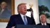 Presiden Amerika Serikat, Donald Trump, didampingi Menlu AS Mike Pompeo, di ruang Diplomatik, gedung Putih, Washington, D.C., 23 Oktober 2019. 
