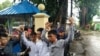  မတရားအသင်းဆက်သွယ်မှှုနဲ့ ဖမ်းဆီးအရေးယူခံထားရသော သတင်းသမား ၃ ဦးအားရုံးထုတ်စဉ် ( မြင့်သိန်း) 