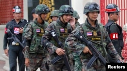 Tentara Thailand berpatroli di Bangkok (18/6). (Reuters/Chaiwat Subprasom)