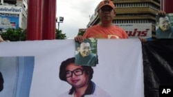 中國流亡泰國民運人士7月30日抗議呼吁關注中國人權（橫幅上的畫像為朱虞夫）