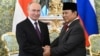 Presiden Rusia Vladimir Putin, kiri, dan Menteri Pertahanan Prabowo Subianto di Kremlin di Moskow, Rusia, 31 Juli 2024. (Foto: Grigory Sysoyev, Sputnik, Kremlin Pool Photo via AP) 