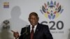 O Presidente sul-africano Cyril Ramaphosa fala numa conferência de imprensa durante a reunião dos ministros dos Negócios Estrangeiros do G20 no Nasrec Expo Centre, em Joanesburgo, a 20 de fevereiro de 2025.