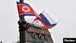 지난 2019년 4월 러시아 블라디보스토크 기차역 주변에 김정은 북한 국무위원장 방문에 맞춰 양국 국기가 걸려있다.