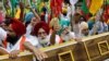 Petani meneriakkan slogan-slogan saat berlangsungnya aksi protes duduk menentang undang-undang pertanian, dekat gedung parlemen, di New Delhi, India, 22 Juli 2021. (REUTERS/Adnan Abidi)
