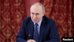 El presidente ruso Vladimir Putin asiste a una reunión con profesionales de la cultura de la región de Tver en el complejo del museo del hotel Pozharsky en la ciudad de Torzhok en la región de Tver, Rusia, el 27 de marzo de 2024.