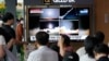 Layar TV menampilkan gambar peluncuran rudal Korea Utara saat program berita di Stasiun Kereta Api Seoul di Seoul, Korea Selatan, Kamis, 31 Agustus 2023. (Foto: AP)