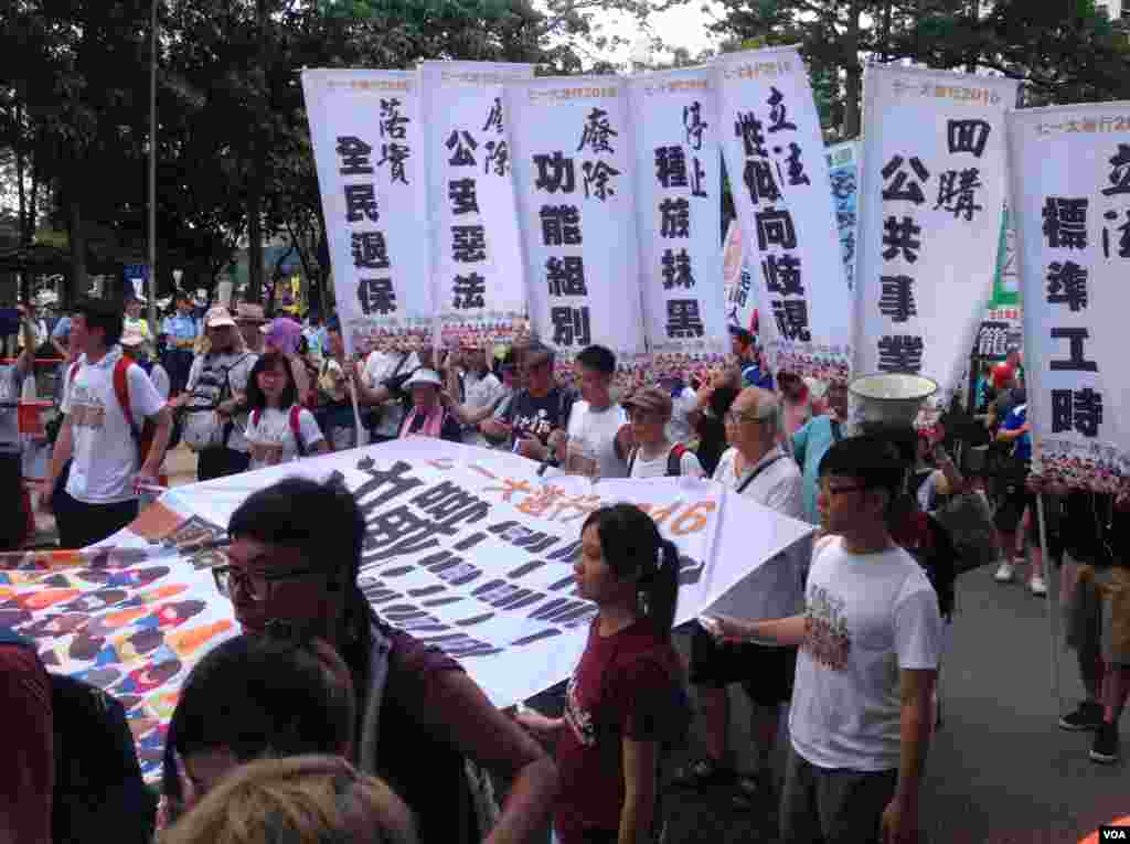 數萬港人參加七一大游行誓言守護香港(美國之音海彥拍攝)