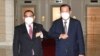 PM Kamboja Hun Sen (kanan), menyapa Menlu Myanmar Wunna Maung Lwin di Peace Palace, Phnom Penh, Kamboja, Selasa, 7 Desember 2021. (An Khoun Sam Aun/Televisi Nasional Kamboja) 