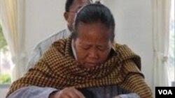 Seorang Ibu memberikan hak pilihnya di Birma.