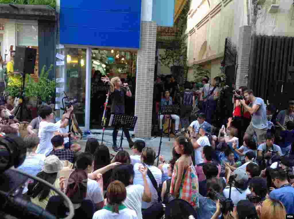 艺人何韵诗办有种港人音乐会回应恐惧(美国之音海彦拍摄)