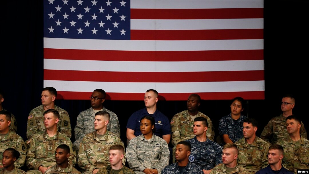 Dakarun Amurka suna sauraren jawabin shugaba Donald Trump yayin da yake magana akan matakin da yake so ya dauka a Afghanistan
a sansanin soji na Fort Myer da ke jihar Virginia, Ranar 21 ga watan Agusta 2017. 
