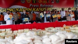 Kapolri Listyo Sigit Prabowo, Menteri Keuangan Indonesia Sri Mulyani Indrawati dan jajarannya menunjukkan bukti narkoba saat jumpa pers di Mabes Polri, 28 April 2021. (Antara Foto/M Risyal Hidayat/via REUTERS)