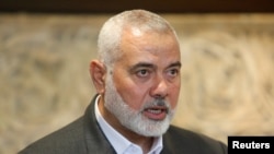 Pemimpin Hamas, Ismail Haniyeh, berbicara setelah melangsungkan pertemuan dengan anggota parlemen Lebanon Nabih Berri di Beirut, pada 28 Juni 2021. (Foto: Reuters/Aziz Taher)