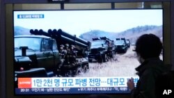 北韓士兵進駐俄烏戰線逾兩個月，南韓證實一名受傷的北韓軍人已被烏軍俘虜。圖為首爾火車站一名民眾經過放映北韓軍隊畫面的電視前。 (美聯社：2024年10月18日)