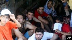 عکس آرشیوی از گروهی از پناهجویان ایرانی که از طریق آب های اندونزی قصد ورود به استرالیا را داشتند - اردیبهشت ۱۳۹۲