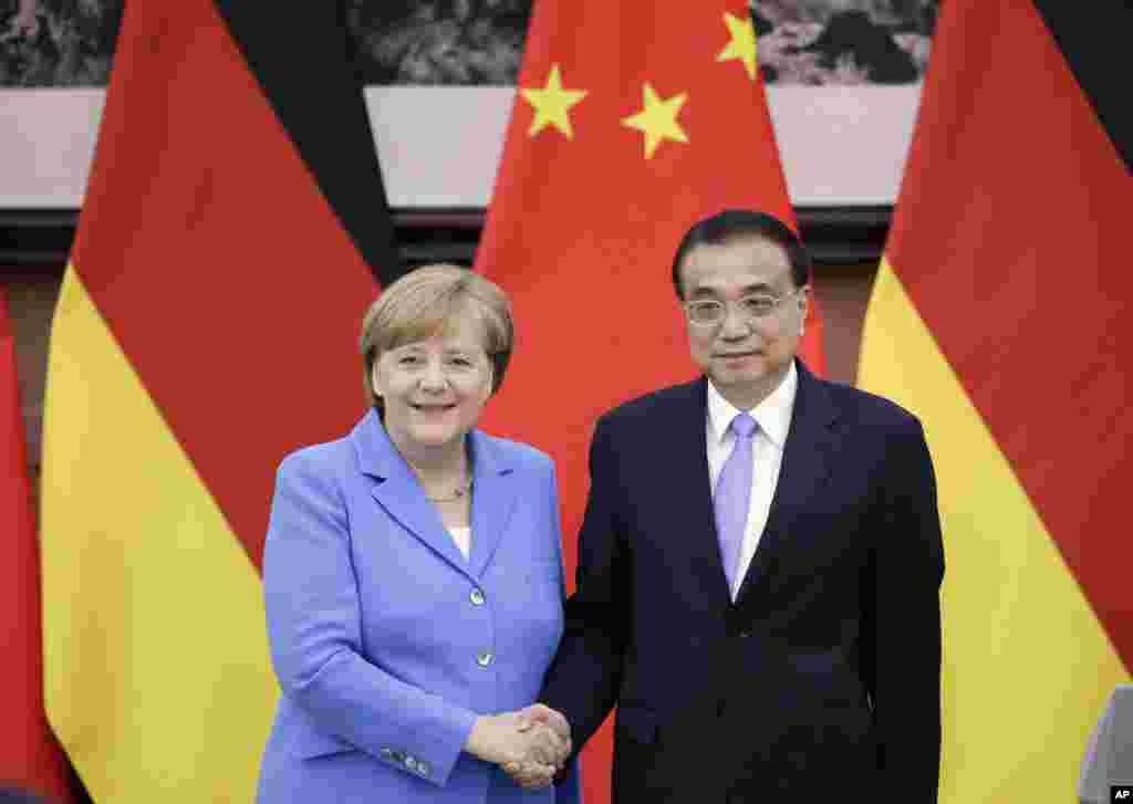 中国国务院总理李克强2018年5月24日在北京人民大会堂与德国总理安格拉·默克尔举行联合新闻发布会之后握手。在记者会上,有人问刘晓波的遗孀刘霞被软禁问题,李克强回应称:“中国将尊重司法和执法机关依法采取的行动,但同时我们必须尊重人道主义,并遵循人道主义的原则。关于个别案件,我们希望在相互尊重和平等的基础上进行对话。”刘霞的朋友廖亦武表示,默克尔这次访华,虽然见了李文足等人,并且表示想与刘霞接触,但是结果“什么都没有发生。”