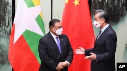 Menteri Luar Negeri China Wang Yi bertemu dengan Menteri Luar Negeri Myanmar Wunna Maung Lwin. (Foto: via AP)