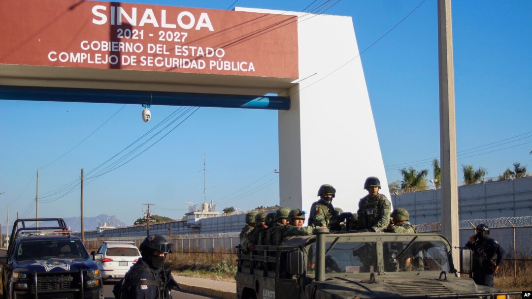 ARCHIVO - Agentes de la policía y soldados vigilan la ciudad de Culiacán, en el estado de Sonora, México, el 6 de enero de 2023, un día después de que el gobierno detuvo a Ovidio Guzmán, hijo del capo mexicano Joaquín "El Chapo" Guzmán.
