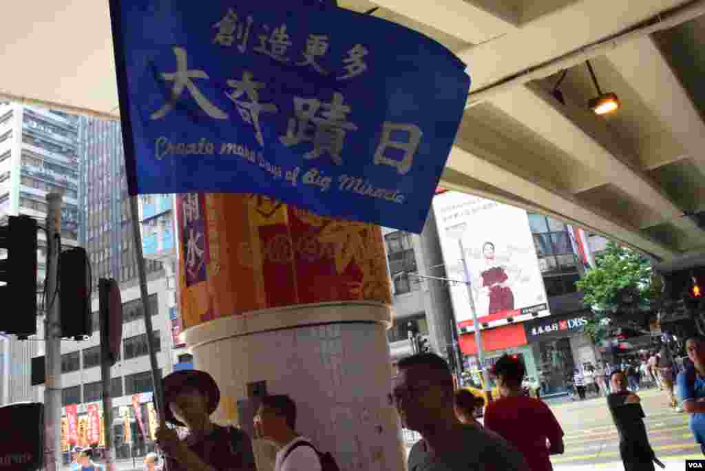 視覺藝術家黃國才,今年製作「大奇蹟日」的旗幟參與7-1大遊行。(美國之音湯惠芸拍攝)