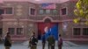 Polisi berkumpul di luar kantor polisi di distrik Nankana, Pakistan di mana tersangka penista Al-Qur'an diseret oleh ratusan massa dan digantung, Minggu (12/2). 