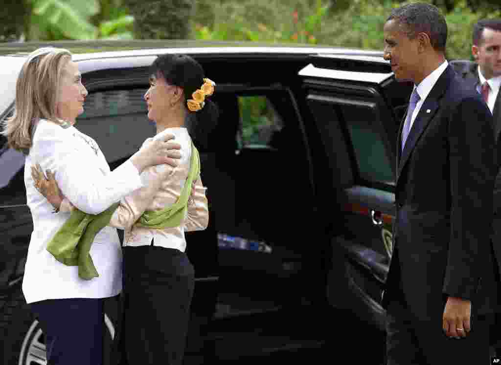 2012年11月19日,昂山素季(中)在仰光迎候美国国务卿希拉里.克林顿,美国总统奥巴马在旁观看。