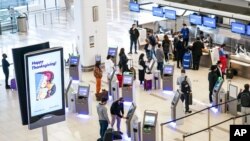 感恩節前夕，紐約拉瓜迪亞機場等待辦理登機手續的旅客。(2020年11月25日)