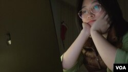 “Zoom University,” a term frequently used to describe online classes, has left college students around the world dissatisfied and anxious. (Maddie Joung/VOA)