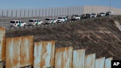 Kendaraan milik Patroli Perbatasan AS diparkir di sepanjang pagar sekunder saat mereka merespon kepada kelompok migran Amerika Tengah yang melintasi perbatasan secara ilegal, Tijuana, Meksiko, Minggu, 9 Desember 2018 (foto: AP Photo/Rebeca Blackwell)