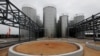 Tangki penyimpanan minyak sawit terlihat di pabrik penyulingan berbasis minyak sawit milik Sinar Mas Agro Resources and Technology (SMART) di Marunda, Jawa Barat 30 Maret 2011. (Foto: REUTERS/Enny Nuraheni)