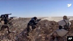 FILE - Foto ini diambil dari sebuah video yang dirilis oleh Pasukan Demokratik Suriah (SDF), menunjukkan pejuang dari SDF menembaki kelompok Negara Islam, di wilayah pedesaan Raqqa, Suriah, 6 Maret 2017.