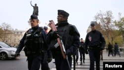 Polisi berpatroli di Place de la Republique setelah serangkaian serangan mematikan sehari sebelumnya di Paris, 14 November 2015. 