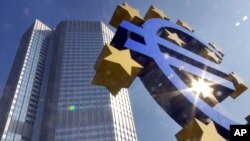 Bank Sentral Eropa (ECB) diperkirakan memangkas suku bunga pada pertemuan Kamis (6/3), sementara pasar Eropa terdongkrak oleh saham industri Pertahanan (foto: dok). 