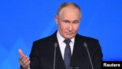 Presiden Rusia Vladimir Putin menyampaikan pidato selama kongres partai politik Rusia Bersatu di Moskow, Rusia, 14 Desember 2024. (Foto: Sputnik/Sergey Bobylev/Pool via REUTERS)