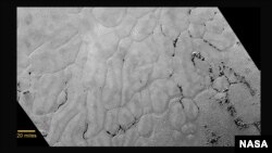 Foto yang diambil dari pesawat antariksa NASA "New Horizons" menampilkan foto permukaan Pluto, 14 Juli 2015 (Foto: dok). 