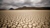 Awan tebal menyelimuti Graaff-Reinet, Afrika Selatan, namun tidak menghasilkan hujan, sementara retakan terlihat pada bendungan yang mengering akibat kekeringan, 14 November 2019. (Foto: Reuters)