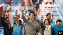 在2022年11月26日举行的九合一选举中，“蒋家后代”蒋万安（中）以高票当选台北市长。