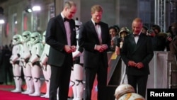 Pangeran William dan Pangeran Harry dari Kerajaan Inggris tiba untuk menghadiri pemutaran perdana di Eropa, 'Star Wars: The Last Jedi', di Royal Albert Hall di tengah Kota London, Inggris, 12 Desember 2017. (Foto:Dok) 