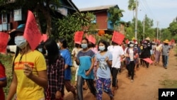 Para pengunjuk rasa membawa poster-poster dalam demo memprotes kudeta militer di Dawei, Myanmar, Rabu, 5 Mei 2021.