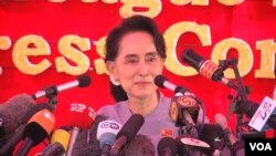 Myanmar's opposition leader Aung San Suu Kyi speaks at a press conference at her home in Yangon, Myanmar, Nov. 5, 2015. (Photo: Z. Aung/VOA )