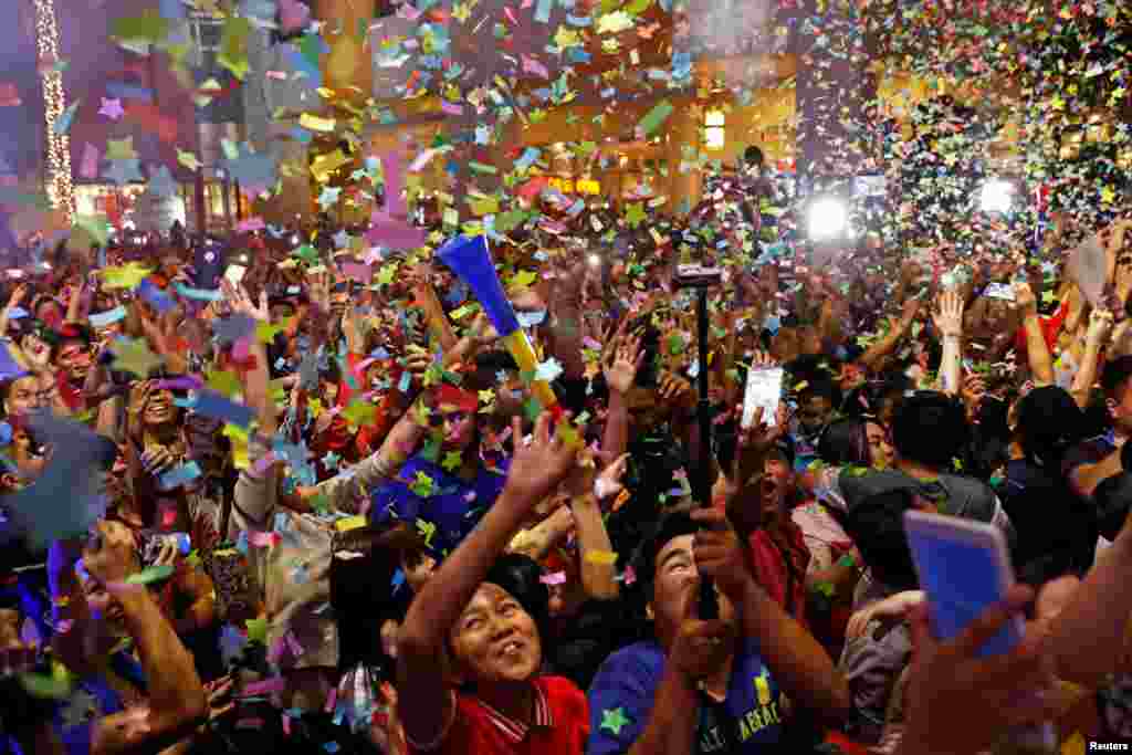 People celebrate New Year at Eastwood mall in Quezon City Metro Manila in the Philippines, January 1, 2018.