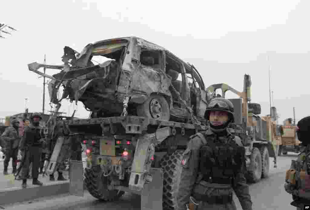 Menteri Pertahanan AS Ashton Carter mengumpulkan para komandan militer dan diplomat papan atas AS untuk membahas perlawanan terhadap ISIS, di Camp Arifjan, Kuwait (23/2). (AP Photo/Jonathan Ernst)