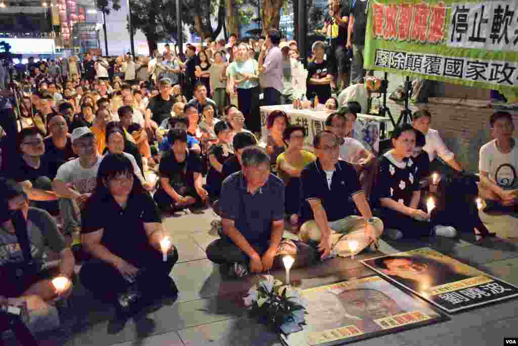 香港市民支援爱国民主运动联合会(简称支联会)6月29日晚上在香港中环终审法院外举行烛光集会,要求北京无条件释放刘晓波。(美国之音汤惠芸拍摄)