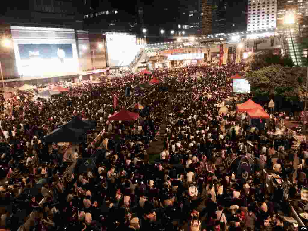 10月10日晚香港金鐘政府總部佔領中環集會,估計有數以萬計市民參與。(美國之音湯慧芸攝)