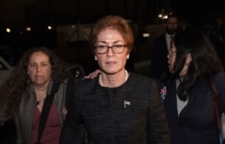 Mantan dubes AS untuk Ukraina Marie Yovanovitch (tengah) dikawal polisi Capito, ajudan dan pengacaranya, di Capitol, Washington D.C, 11 Oktober 2019.